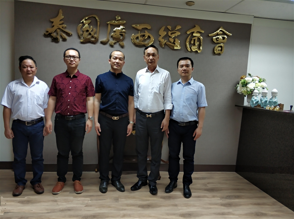從左往右依次為國際部合伙人林健偉先生（左一），國際部總監(jiān)吳琪先生（左二），執(zhí)行董事粟宥朝先生（左三），商會主席李宇明（右二），國際部合伙人黃文超先生（右一）