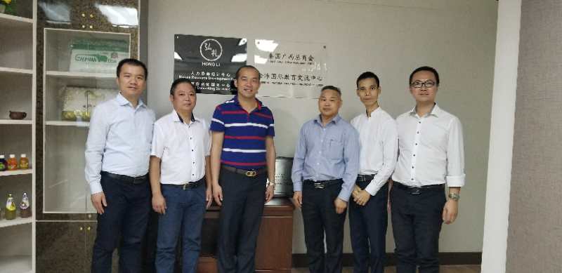 國際部合伙人黃文超（左一），林健偉（左二）國際部總監(jiān)吳琪（右一）執(zhí)行董事粟宥朝（左三），泰國廣西總商會副主席劉漢政（右二），泰國華人青年商會會長助理黃志乾(右三)