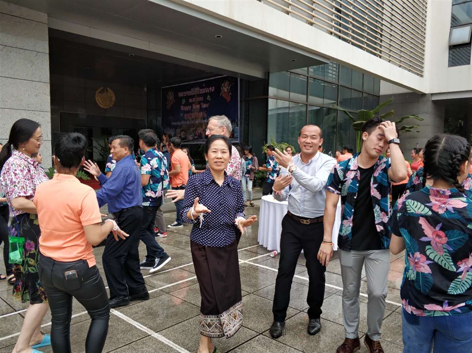 老撾駐南寧總領(lǐng)事萬(wàn)?！ぞS麗雅彭女士與廣西金沛教育執(zhí)行董事粟宥朝先生一起在總領(lǐng)事館廣場(chǎng)載歌載舞