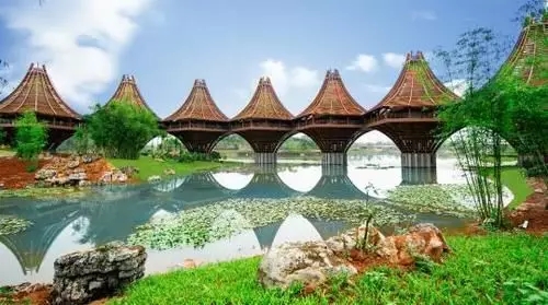 圖為中國(guó)-東盟友誼館。該建筑以廣西的風(fēng)雨橋?yàn)樵停⒁狻笆掷?，心連心”。表達(dá)中國(guó)與東盟十國(guó)睦鄰友好、合作共贏之意。