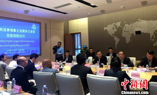 柬埔寨主流媒體采訪團(tuán)在廣西大學(xué)與師生交流。