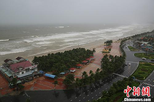資料圖：2017年11月5日，越南峴港某處海灘風(fēng)雨交加。