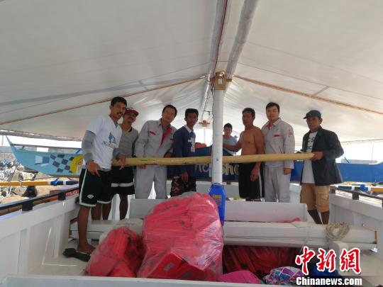 中國援助菲律賓PGN大橋工程可行性研究項(xiàng)目”（ThePanay-Guimaras-NegrosBridgeProject）海洋水深測量勘測人員，3月1日在吉馬拉斯海峽作業(yè)時(shí)，成功營救兩名菲律賓落水漁民。圖為兩位漁民及家屬對進(jìn)行營救的中國勘測人員合影表達(dá)感謝。 中交公路規(guī)劃設(shè)計(jì)院有限公司 攝
